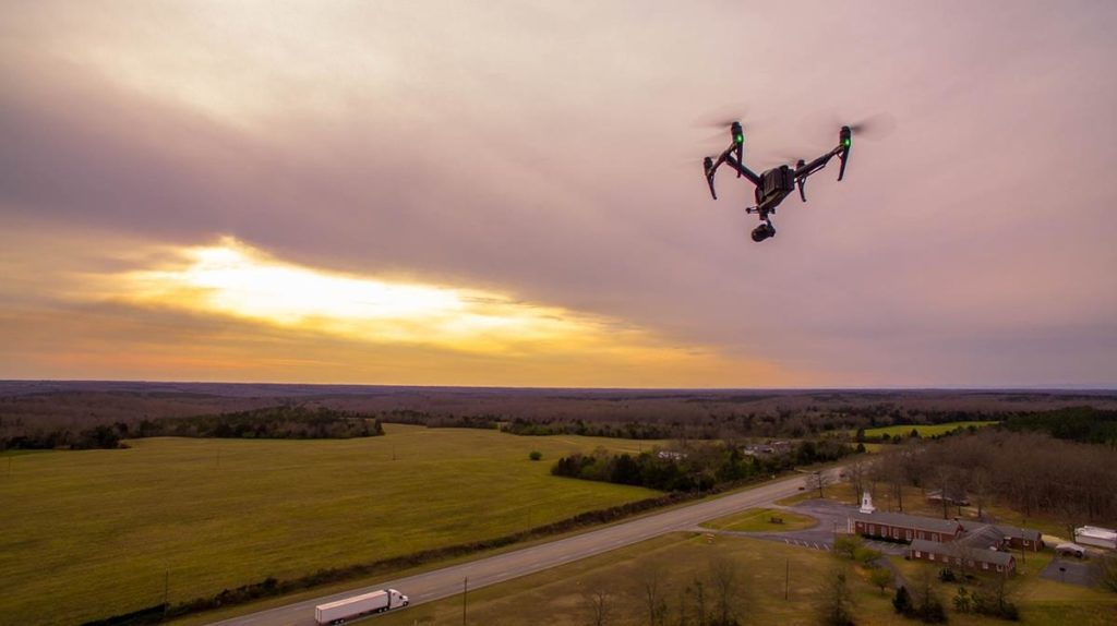 Jak nauczyć się bezpiecznego pilotowania drona