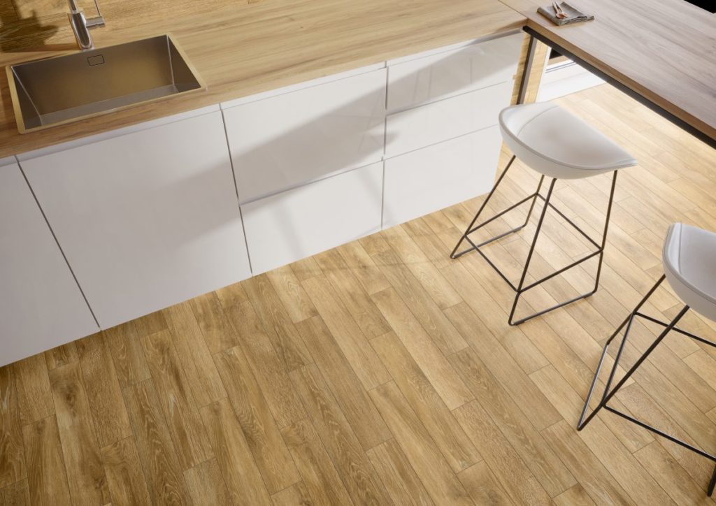 Bordowe płytki w nowoczesnych wnętrzach: Jak wprowadzić królewski burgund do swojego domu?